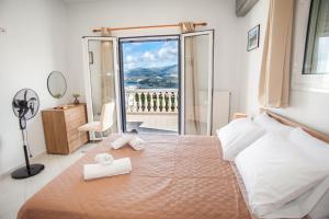 Un dormitorio con una cama con dos toallas encima. en Nikos Apartments Spacious and Panoramic, en Argostoli