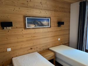 Un pat sau paturi într-o cameră la Large premium alpine apartment for 4 to 8 people