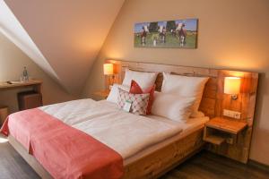 ein Schlafzimmer mit einem großen Holzbett mit Kissen in der Unterkunft Hotel & Restaurant Zum Reussenstein in Böblingen