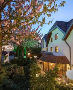 un gran edificio blanco con un cartel delante en Hotel & Restaurant Zum Reussenstein, en Böblingen