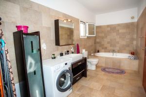 Un baño con lavadora y lavadora. en Nikos Apartments Spacious and Panoramic, en Argostoli 33 fotos más