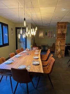 - une grande table en bois dans une chambre avec des chaises dans l'établissement Large premium alpine apartment for 4 to 8 people, à Vallorcine
