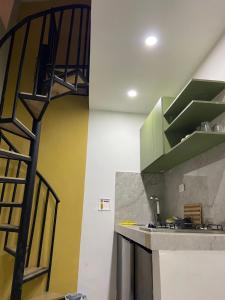cocina con escalera de caracol en Loft La 70 Laurles Estadio, en Medellín
