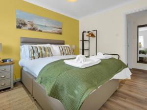 a bedroom with a bed with two towels on it at Pass the Keys Stunning 2 Bed House by the Sea in Whitstable