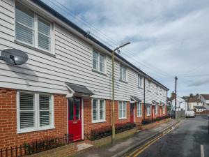a row of houses on the side of a street at Pass the Keys Stunning 2 Bed House by the Sea in Whitstable