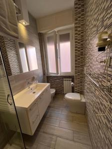 bagno con lavandino e servizi igienici di Hotel Europa Parking a Livorno