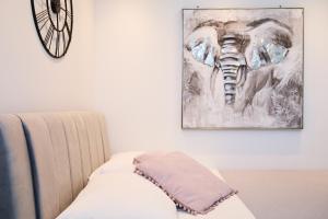 una pintura de un elefante en una pared junto a una cama en Hedera Estate, Hedera Studio 4, en Dubrovnik