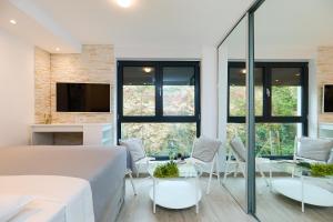 1 dormitorio con 1 cama, 2 sillas y TV en Hedera Estate, Hedera Studio 4, en Dubrovnik