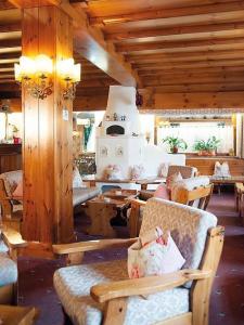 una habitación con sillas y mesas en un edificio en HOTEL BOSCO VERDE, en Val di Zoldo