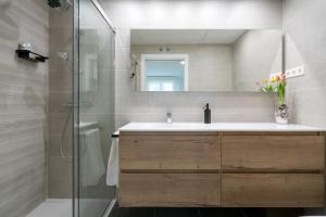 a bathroom with a sink and a shower at BILBAO COSTA-Algorta-Getxo- A ESTRENAR-parking-playa-metro-BILBAO en metro, a 25 mimutos in Getxo