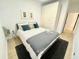 Letto o letti in una camera di Barcelona Chic Apartments- Free PARKING - 10 min from BCN city centre by metro