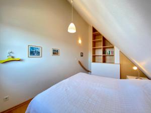 a bedroom with a large white bed in a attic at Dünenresidenz Karlshagen - Ferienwohnung Lindenweg 8b in Ostseebad Karlshagen