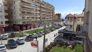 une rue de la ville avec des voitures garées dans un parking dans l'établissement Apartment Sofija Downtown, à Ohrid