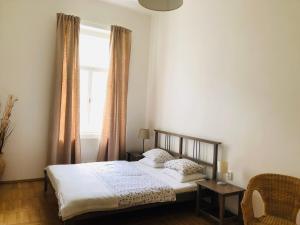 Adam&Eva Rooms في براغ: غرفة نوم بسرير ونافذة