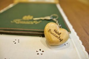 een hart sleutelhanger met de woorden gelukkige verjaardag erop bij Hotel Brunnenhof in Neustift im Stubaital