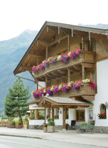 a building with flowers on the side of it at Hotel Brunnenhof in Neustift im Stubaital