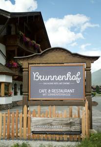 una señal para un restaurante frente a un edificio en Hotel Brunnenhof, en Neustift im Stubaital