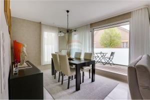 comedor con mesa negra y sillas y comedor en Primeurs appartement haut standing de 85 m², Luxembourg-Kirchberg en Luxemburgo