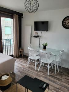 Televízia a/alebo spoločenská miestnosť v ubytovaní Studio plein centre-ville wifi