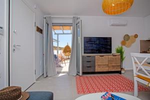 Μια τηλεόραση ή/και κέντρο ψυχαγωγίας στο Colors of Mykonos, Ano Mera Apartment