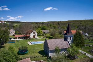 una vista aérea de una casa con iglesia en D4 Apartments Dörgicse, en Dörgicse