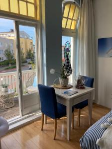 een eetkamer met een tafel en stoelen en een balkon bij Hendrika Apartments in Zandvoort