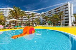 una piscina con tobogán frente a un edificio en Abora Buenaventura by Lopesan Hotels, en Playa del Inglés