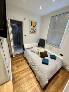 een slaapkamer met een bed met 2 kussens erop bij Stunning 2 bedroom let’s BBQ. in Brighton & Hove