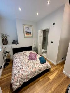 um quarto com uma cama grande com duas almofadas em Stunning 2 bedroom let’s BBQ. em Brighton & Hove