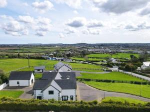 una vista aérea de una granja con una casa en Osher Apartment en Enniscorthy