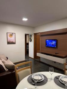 uma sala de estar com uma mesa com copos de vinho em Apartamento no Setor Bueno - imóvel completo e com excelente localização em Goiânia