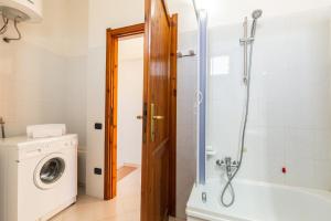ein Badezimmer mit Dusche und Waschmaschine in der Unterkunft Casa a due passi dal mare in Àrbatax + 25 Fotos