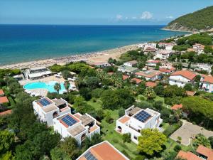 vista aerea su un resort e sulla spiaggia di Trezene Village a Castellabate