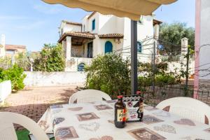 einen Tisch mit zwei Flaschen Bier drauf. in der Unterkunft Casa a due passi dal mare in Àrbatax