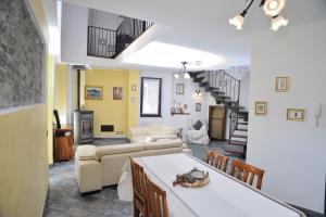 馬斯利尼科的住宿－Stone Cottage Deluxe，客厅配有沙发和桌子