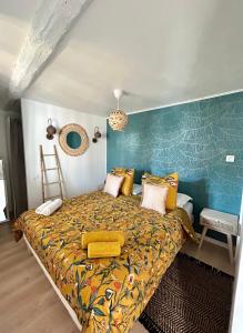 1 dormitorio con 1 cama grande y pared azul en Rue Marceau Cogolin, en Cogolin