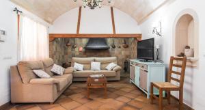 un salon avec un canapé et une télévision dans l'établissement Sa Costa, à Campos