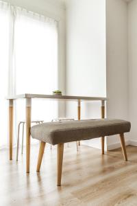 a table with a bench in a room at Luxe studio in Ostend