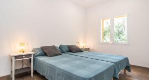 une chambre blanche avec un lit et une fenêtre dans l'établissement Sa Costa, à Campos 37 autres photos