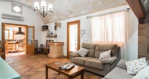 un salon avec un canapé et une table dans l'établissement Sa Costa, à Campos