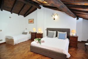 馬斯利尼科的住宿－Stone Cottage Deluxe，一间带两张床和一张沙发的卧室