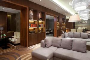 Гостиная зона в Crowne Plaza Xiangyang, an IHG Hotel