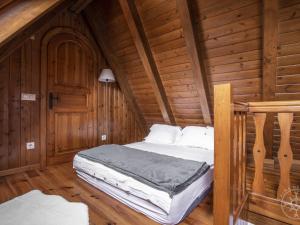 トレドスにあるCASA REINA de Alma de Nieveの木造キャビン内のベッド1台が備わるベッドルーム1室を利用します。