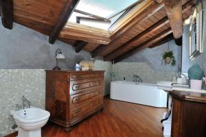 馬斯利尼科的住宿－Stone Cottage Deluxe，浴室配有卫生间、盥洗盆和浴缸。