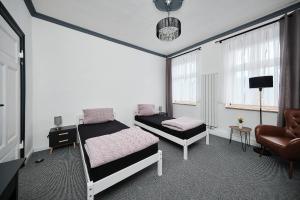 1 dormitorio con 2 literas y 1 silla en Anhalt Pension, en Coswig