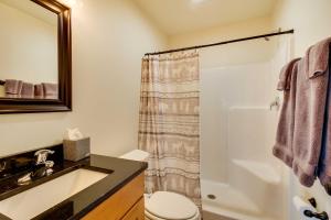 e bagno con lavandino, servizi igienici e doccia. di Beautiful Jefferson River Cabin with Mountain Views! a Silver Star
