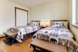 una camera con 2 letti e una panca in legno di Beautiful Jefferson River Cabin with Mountain Views! a Silver Star
