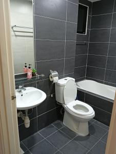 ein Bad mit einem WC und einem Waschbecken in der Unterkunft GS Suite & Homestay in Ipoh