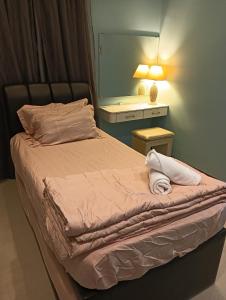 Schlafzimmer mit einem Bett und einem Spiegel an der Wand in der Unterkunft GS Suite & Homestay in Ipoh
