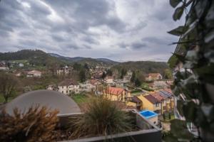 Blick auf eine Stadt mit Häusern und Bergen in der Unterkunft Onore dell'amore 2 in Banja Koviljača